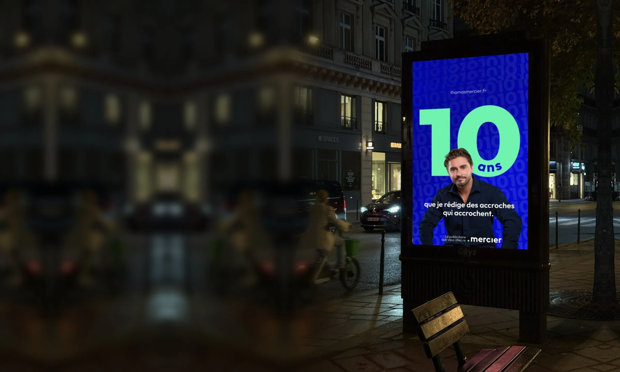 Campagne « 10 ans » sur un abribus parisien, de nuit