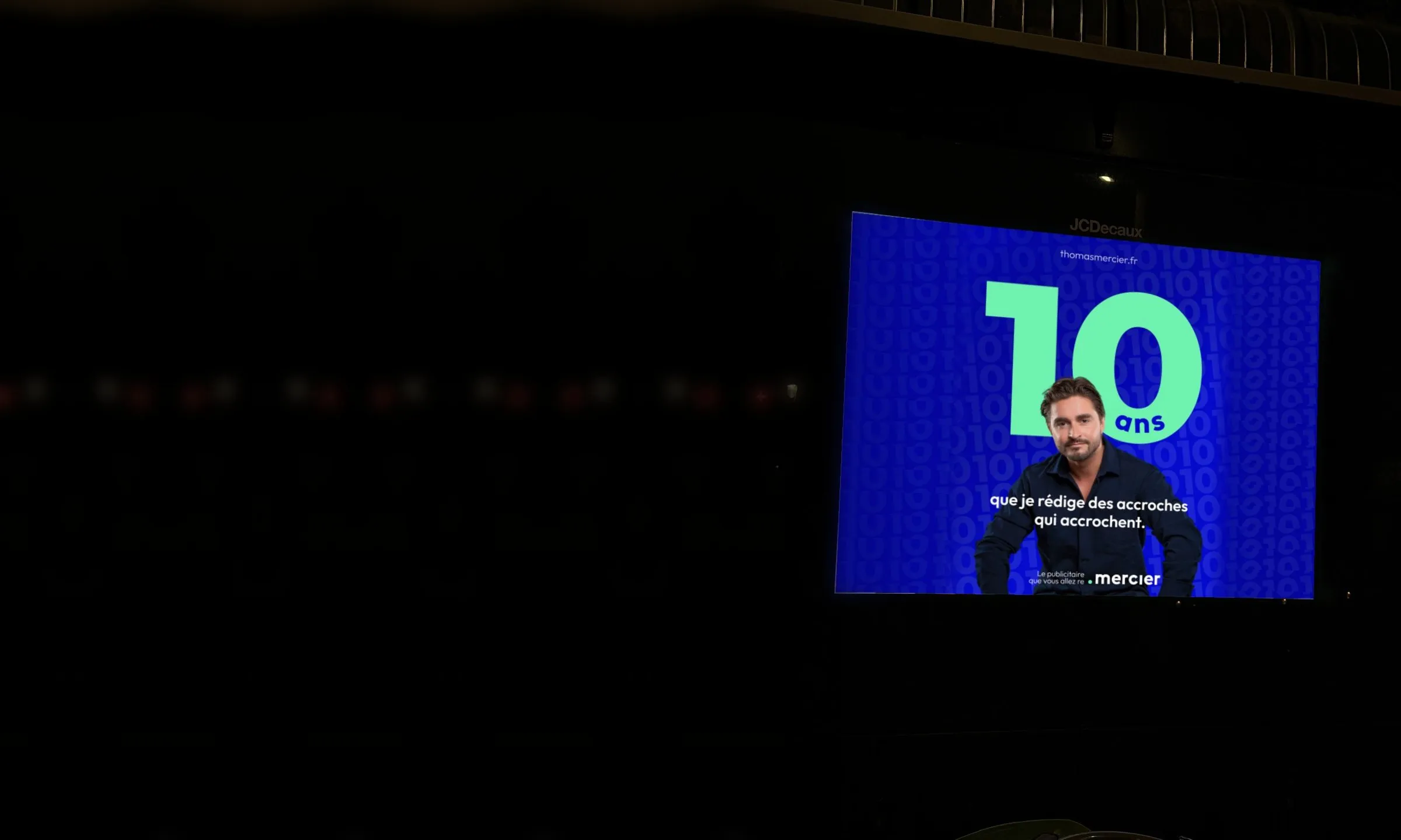 Campagne « 10 ans » sur un grand écran urbain, de nuit