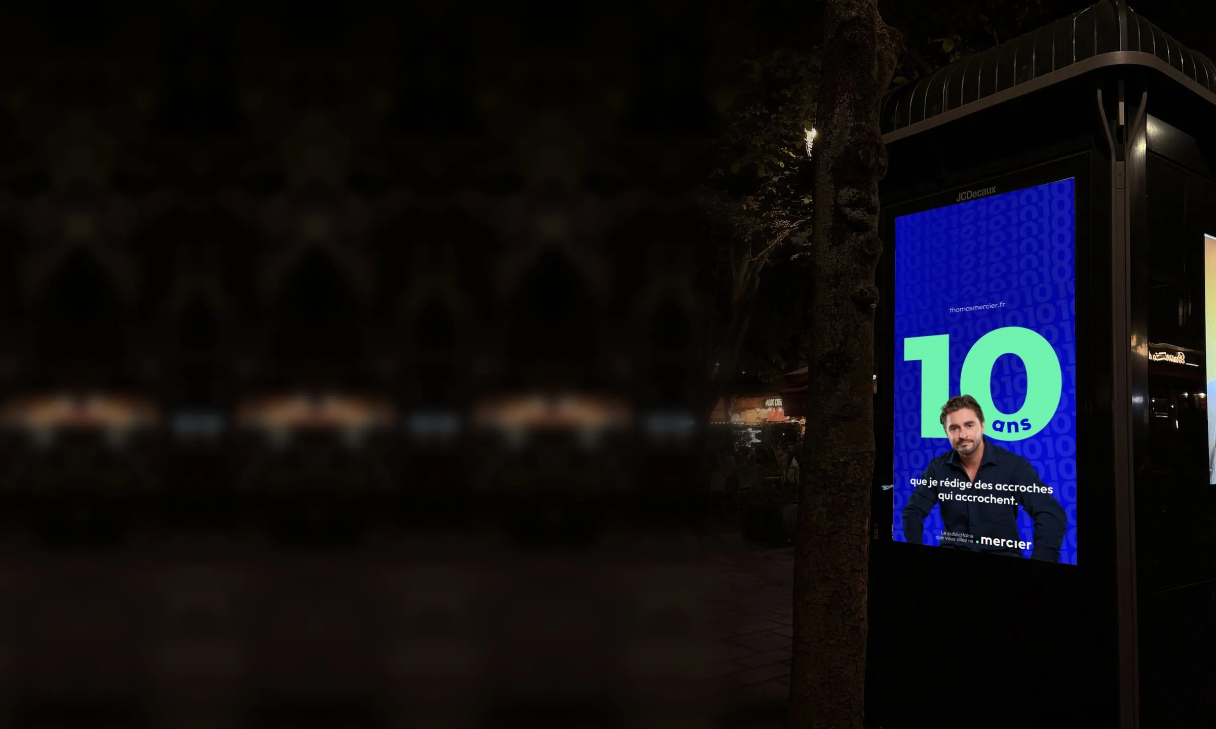 Campagne « 10 ans » sur une colonne d’affichage, de nuit